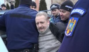Profesorul de sport condamnat după ce a agresat doi elevi, la şcoală, în Bistriţa, încătuşat de jandarmi (video)