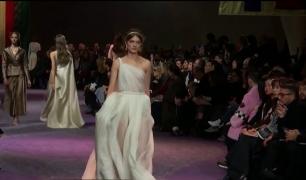 Zeiţele Greciei Antice, pe podium la Săptămâna modei haute couture de la Paris