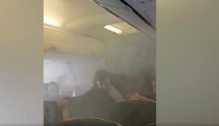 Oamenii ţipă îngroziţi în avionul întors pe Otopeni, înecaţi de fumul din interior (video)