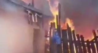 Panică în localitatea Comăneşti din Bacău, după ce o casă a luat foc