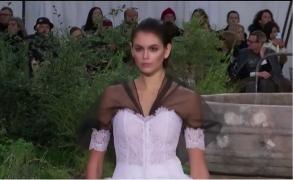 Eleganță și extravaganță, la Săptămâna Modei de la Paris (Video)