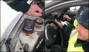 Polițist rus dat afară după ce a turnat whisky în loc de lichid pentru parbriz