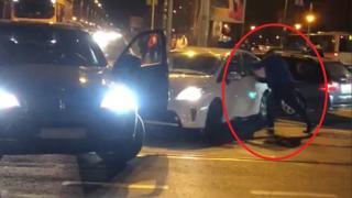 Bătaie în trafic în București, în mijlocul intersecției: ”Sună, nene, la poliție” (Video)
