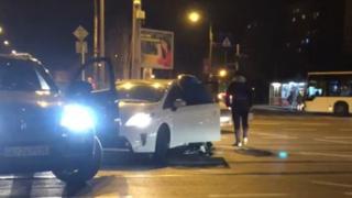 Doi şoferi şi-au împărţit pumni şi picioare în trafic, Bucureşti (Video)