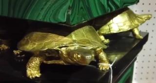 Toaleta cu capac aurit a lui Frank Sinatra, scoasă la licitație