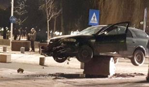 Autoturism 'plantat' într-un ghiveci, într-o intersecţie din Miercurea Ciuc