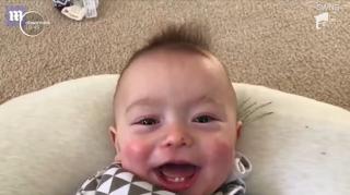 Bebelușul AC/DC, care cântă Thunderstruck