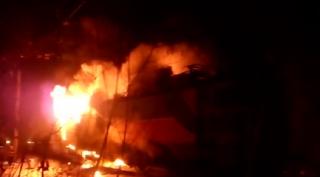 Incendiu pe calea ferată din Hunedoara. Locomotiva unui tren a luat foc