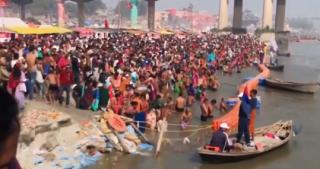 Milioane de credincioşi hinduşi au participat la festivalul religios din fluviul Gange