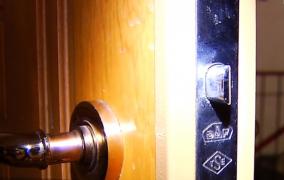 Mort de beat, un bărbat a greşit adresa şi a intrat peste o mamă şi copii ei