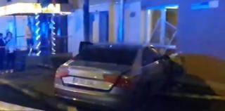 Plimbare cu mașina terminată într-un bloc, în Piteşti. Tânărul a lovit și o ţeavă de gaze