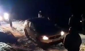 Turiști salvați de jandarmi de pe Transalpina, după ce au rămas cu maşinile blocate în zăpadă