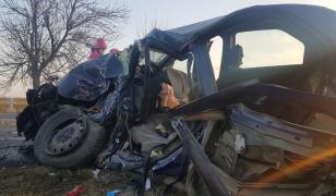 Logan strivit de un camion, accident în Negreni, Scornicești (Video)