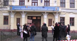 Părinţii au protestat cu măşti chirurgicale şi banderole albe, în faţa Liceului German din Arad