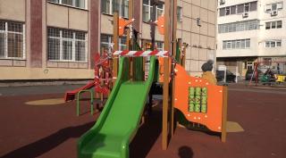 Trei tineri au fost surprinşi în timp ce vandalizau un parc din Brăila (Video)