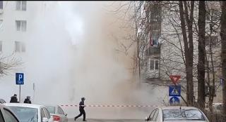 O ţeavă spartă de apă caldă a umplut de abur o stradă din cartierul Militari (Video)