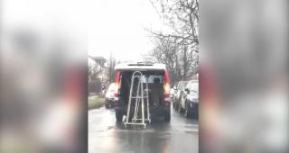 Șofer surprins în timp ce plimbă un raft cu dubița, prin Timișoara