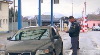 Un poliţist de frontieră din Maramureş aduce bucurie copiilor prin pictură