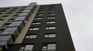 Un bărbat din Braşov și-a luat bebelușul în brațe și s-a aruncat de la etajul 10