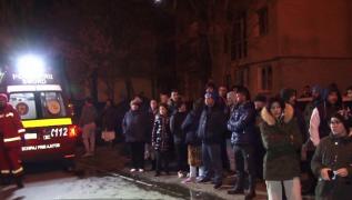 Locuitorii unui bloc din Pitești, evacuați în frigul nopții după un incendiu