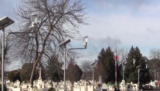 Hoții au lăsat cimitirele din Arad în beznă