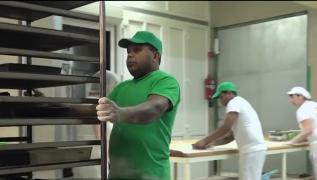 Revoltă într-o localitate din Harghita, după ce doi străini au fost angajaţi la brutărie