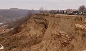 Zeci de familii din Cumpăna, disperate din cauza alunecărilor de teren