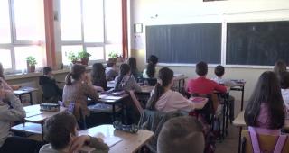 O învățătoare din Sibiu vine la școală când are chef