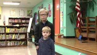 Un copil din SUA şi-a salvat verişorul de la moarte după ce şi-a amintit o manevră de resuscitare dintr-un afiş