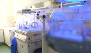 O infirmieră din Balş şi-a abandonat bebelușul într-o cutie de carton