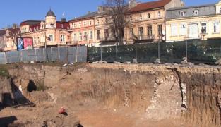 Scandalul săpăturilor pentru un bloc modern din centrul istoric al Constanţei pare fără sfârşit