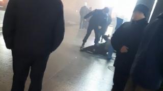 Un jandarm lovește și doboară un bărbat în Cluj: ”Eu îs nimeni în Clujul ăsta, mă?” (Video)
