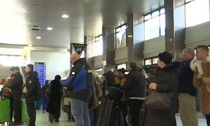 Avion ţinut la sol, pe Otopeni, de poliţiştii care au prins un individ fără drept de a intra în România