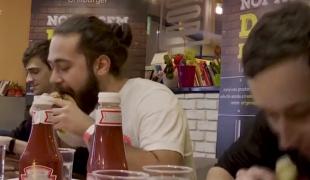 Competiția gurmanzilor: cel mai rapid la mâncat hamburgeri, în Piatra Neamţ