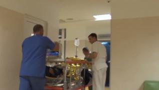 O adolescentă de 16 ani din Râmnicu Vâlcea a căzut în gol de la etajul patru al blocului în care locuia