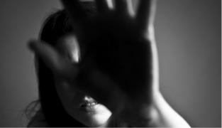 Minore obligate să activeze drept dame de companie într-un local deschis într-un spaţiu al Primăriei Caracal