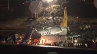 Imagini dramatice cu avionul rupt în două la aterizare, în Istanbul. Un pasager a murit, alți 157 sunt răniți