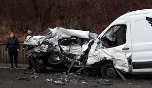 Imagini cumplite la Nistoreşti, unde a murit un şofer de taxi. Maşina lui, imposibil de recunoscut