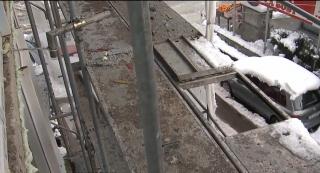 Femeie moartă în Bucureşti, după ce muncitorii care lucrau la reabilitarea blocului i-au tăiat balustradele balconului