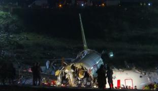 Avion rupt în bucăți, la aterizare, în Istanbul. Cel puţin trei oameni și-au pierdut viața