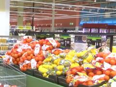 Tot mai mulţi români se plâng că majoritatea veniturilor se duc pe alimente