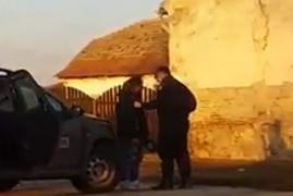 Scene comice între un poliţist de frontieră şi un individ băut şi pus pe farse (Video)