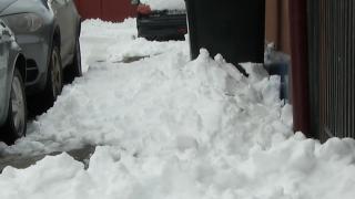 Amenzi pentru bucureștenii care nu curăță zăpada de pe trotuar, din fața curții sau de pe mașină