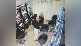 Un vecin a rupt cu bătaia casiera unei săli de păcănele din Timişoara, apoi a fugit cu toate încasările (Video)