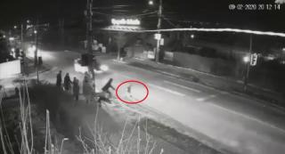 A murit copilul spulberat pe trecere după ce a fugit de lângă tată, în Suceava (Video)