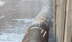 Autorităţile din Haţeg au astupat fisurile de la conducta de apă cu bucăţi de lemn (Video)