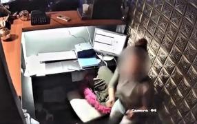 Un tânăr din Cluj şi-a bătut fosta soţie la serviciu (Video)