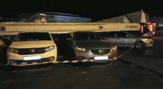 Un panou publicitar uriaş, dărâmat de vânt, a făcut praf 5 maşini, la Cluj (Video)