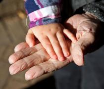 Bunicii care au grijă de nepoţi ar putea primi 650 de lei de la stat