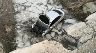 Poliţiştii din Brăila au reuşit cu greu să testeze cu etilotestul un şofer care plonjase cu maşina în canal (Video)
